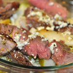 Salad with steak, blue cheese and pears